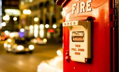 Ignis metum ignis praesidio procul